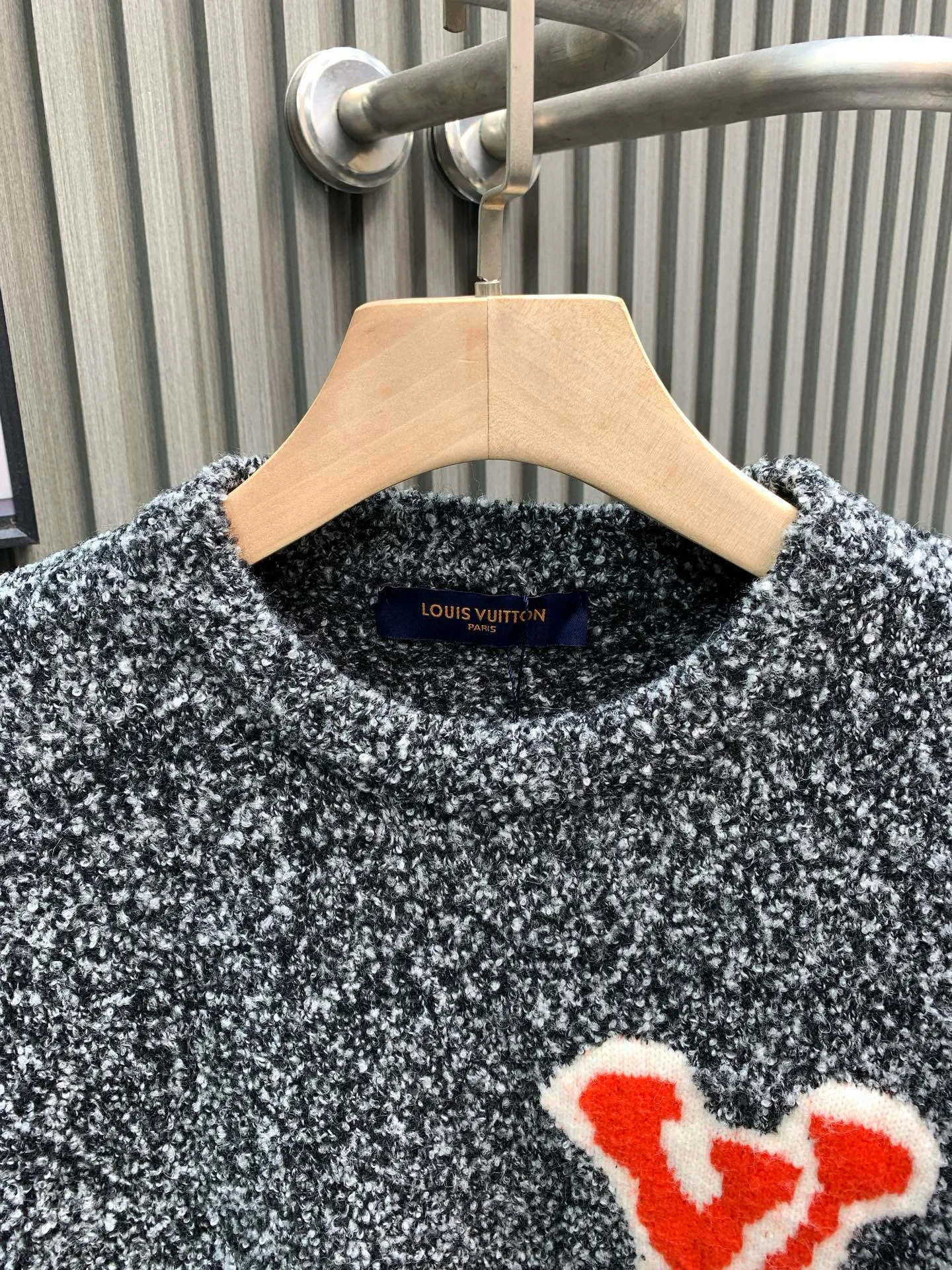 🅿️350 🀄️ Louis Vuitton 1v 25FW mirrored logo intarsia sweater (grey) originally purchased for 10,900, new color in 23 years, custom-woven and dyed sheep wool 55%, yak hair 21%, nylon 20%, spandex 4% wool loop yarn, brown loop yarn with gray color, high ductility and good elasticity It is different from the non-elastic version on the market. The special washing process is very soft and skin-friendly. Positive 3-needle knitting process. The thickness of each stitch of the intarsia at the clothing logo is consistent with ZP. The back logo is a mirror intarsia. The upper body is skin-friendly and versatile. Wear it in front of others. A powerful autumn and winter item.